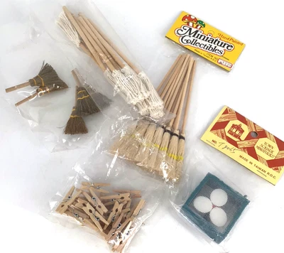 Lote de miniaturas de casa de muñecas de colección NOS ropa escobas fregonas caja ventilador Foto 1 de 4