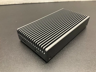 Qwiizlab USB4 Thunderbolt SSD Gehäuse Lüfterlos M.2 NVMe bis 8TB Silber - Bild 1 von 4