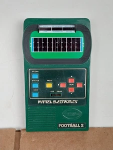 Mattel Electronics Football 2 gioco portatile vintage 1978 verde testato - Foto 1 di 11