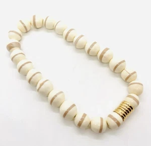 GIVENCHY Grueso Blanco y Taupe Lucita Collar Cuentas Firmado Joyería De Colección - Imagen 1 de 9