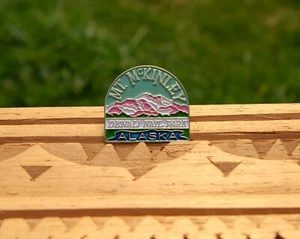 Mt. McKinley Denali Natl. Park Alaska 1" goldfarbene Metall & Emaille Anstecknadel Pinback - Bild 1 von 5