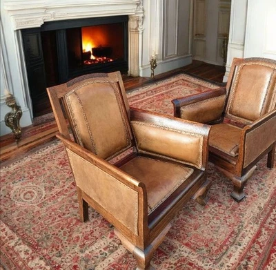 Requintado par de poltronas de madeira de mogno escuro trabalhadas com um grão marcante - Imagem 1 de 4