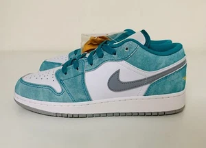 Nike Air Jordan 1 Low SE GS Sz 6.5Y/ Women’s Sz 8 New Emerald Green DO8244-301 - Picture 1 of 8