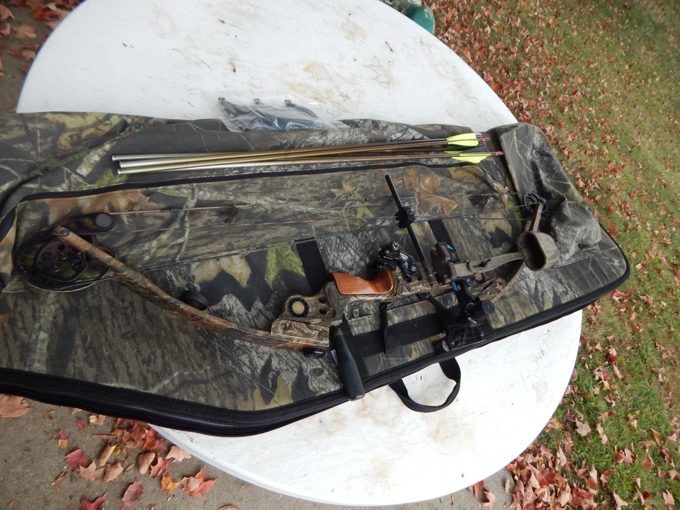 Mathews SoloCam  LX  Right-Hand Compound Bow With Quiver And Sight in Case - Image 1 of 4