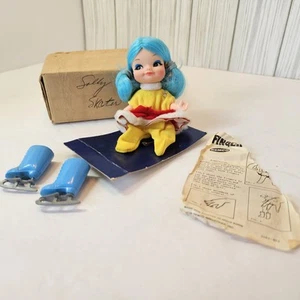 Vintage 1969 Remco Sally Skater Puppe Finger Dings blaue Haare mit Box Hongkong - Bild 1 von 9