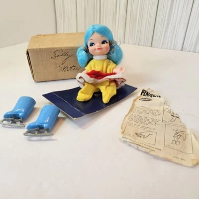 Muñeca patinadora Remco Sally 1969 vintage abolladuras de dedo pelo azul con caja Hong Kong Foto 1 de 4