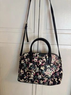 Bolsa de ombro Kate Spade couro sintético preta floral - Imagem 1 de 4