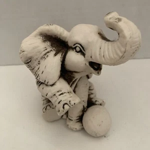 Statuina elefante bambino con palla - Foto 1 di 15