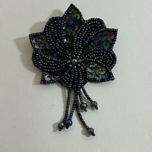 Avon Perlen Blume Anstecknadel Brosche schwarz irisierend Rocailles & Pailletten - Bild 1 von 3