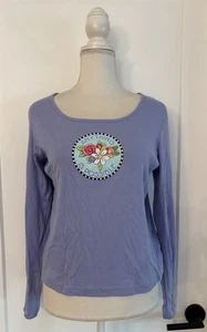 Camiseta para mujer Mary Engelbreit manga larga gráfica lavanda talla M nueva con etiquetas - Imagen 1 de 6