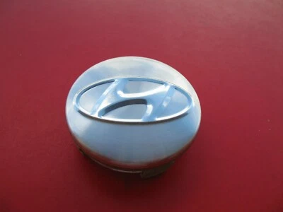 HYUNDAI AZERA SANTA FE (1) WHEEL RIM HUB CAP HUBCAP CENTER COVER PLUG USED #7149 - Image 1 of 2