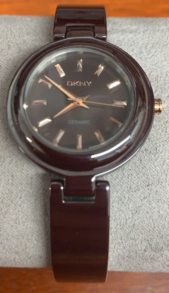 Reloj DKNY para mujer con brazalete de cerámica de 3 manecillas correa de cuero NY8551 Foto 1 de 1