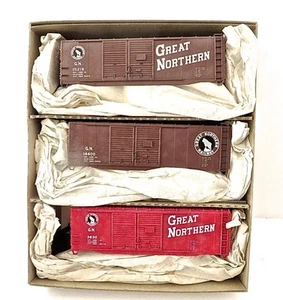 Accurail 3310 HO Scale Great Northern Set of 3 40' Double Door Box Car Kits - Picture 1 of 4