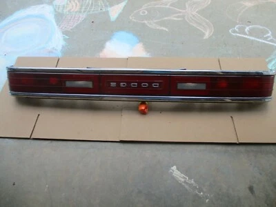 1988 1989 90 1991 1992 1993 DODGE DYNASTY PAINEL TRASEIRO CENTRAL PORTA-MALAS LANTERNA TRASEIRA FABRICANTE DE EQUIPAMENTO ORIGINAL - Imagem 1 de 4