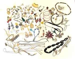 Vintage Junk Craft Jewelry Lot Earrings Necklaces Bracelets Unsorted Tangled 2# - Imagen 1 de 8