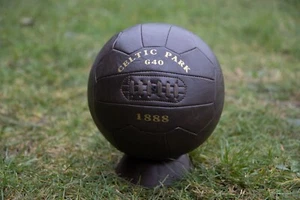 Keltischer Antik Leder Stil Display Fußball mit CELTIC PARK G40. - Bild 1 von 2