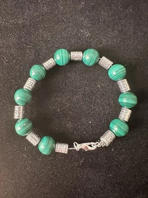 Pulsera de malaquita hecha a mano con detalles de plata Foto 1 de 3