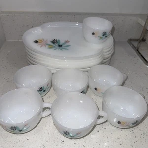 Juego de aperitivos de patio de vidrio federal de colección flores atómicas blancas juego de 7 servicios Años 60 - Imagen 1 de 11
