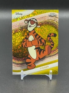 2025 Topps Chrome Disney Tigger #142 giallo mini diamanti - Foto 1 di 2