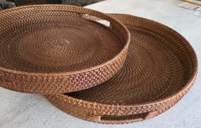 Bandeja para servir redonda de ratán de 15" y 18" Bandeja de mimbre tejida a mano con asas más oscura Foto 1 de 4