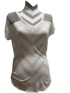 Camiseta Chaser Gris Blanco Cuello en V Manga Corta Talla Mediana - Imagen 1 de 8