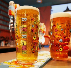 1x Beavertown Neck Oil IPA 20oz pint glass Brand new Psychedelic Skull design - Foto 1 di 6