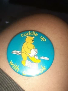 Insignia vintage de Cuddle Up with a Book - Imagen 1 de 2