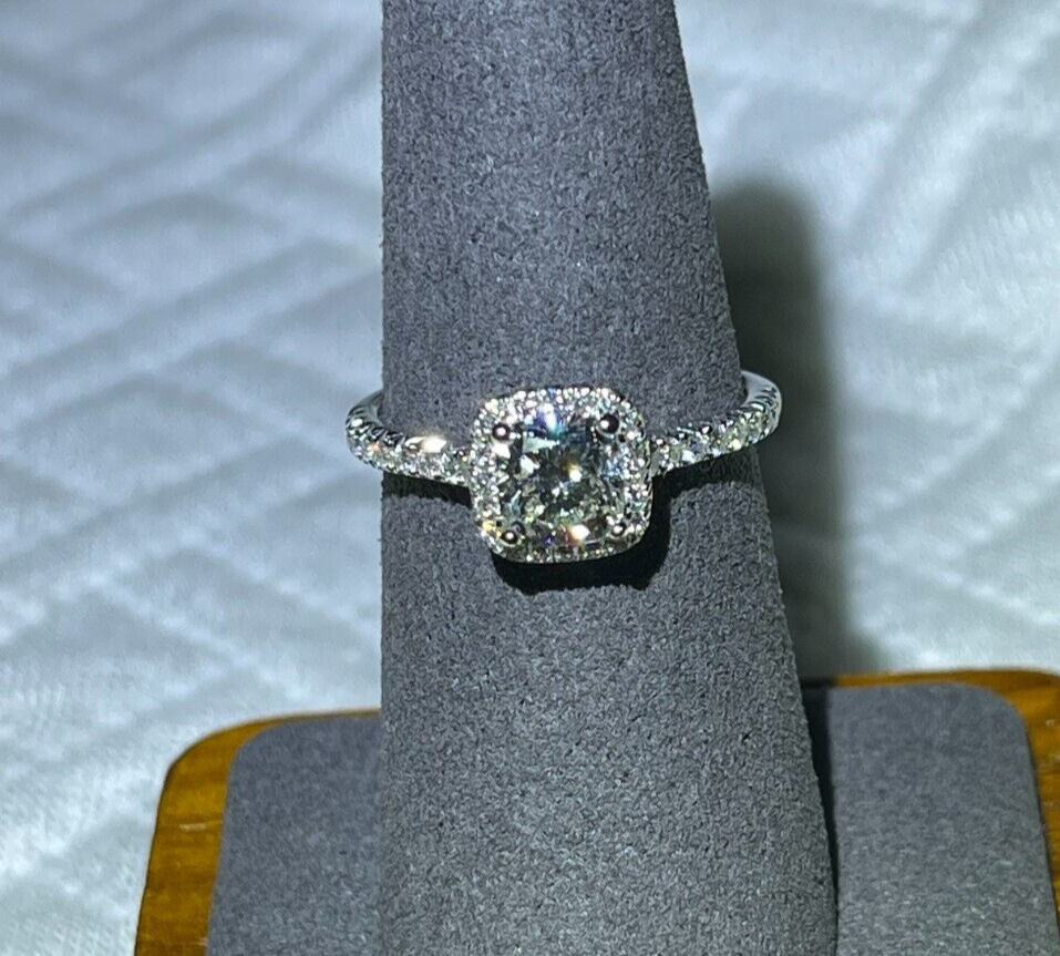Anillo Rectangular Con Zafiro Azul Y Diamantes En Oro Blanco De