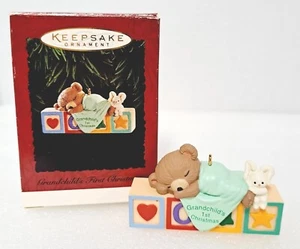 1995 Hallmark Andenken Enkelkind erster Weihnachtsschmuck Teddy Hase Blöcke  - Bild 1 von 6