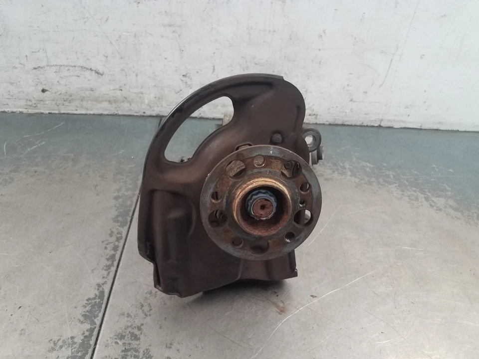 Brazos de control del nudillo del buje delantero izquierdo Mercedes Benz AMG C 63 2010 #8001 Q6 Foto 1 de 4