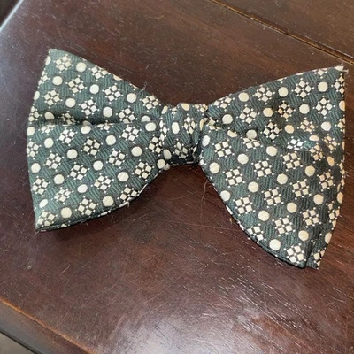 De colección Wembley Clip En Pajarita Verde Oscuro Con Geométrico Negro Blanco Foto 1 de 4