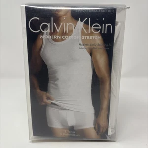 Paquete de 3 camisetas sin mangas modernas de algodón elástico blancas pequeñas de Calvin Klein para hombre - Imagen 1 de 5