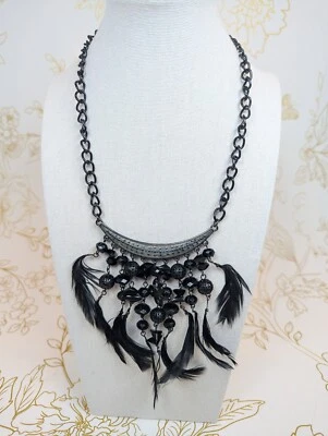Collar Gótico Negro Bisutería Plumas Cuentas Negras Cadena Curvada Elegante Foto 1 de 4