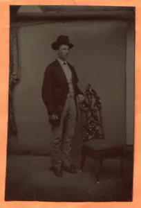 Ritratto di giovane in piedi anni 1870 circa antico in tinta - Foto 1 di 2