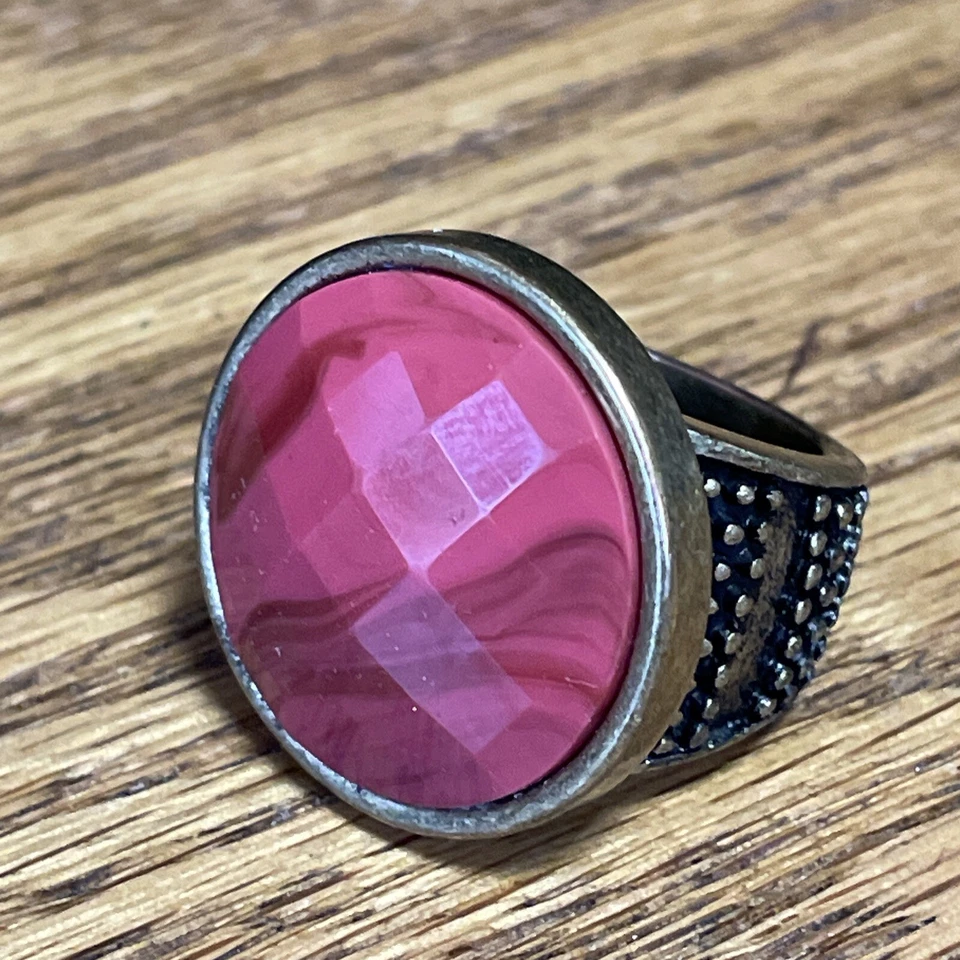 Lia Sophia JUPITER Ring Size 5 Pink/Red Stone w/Gold Tone Band - Image 1 of 4