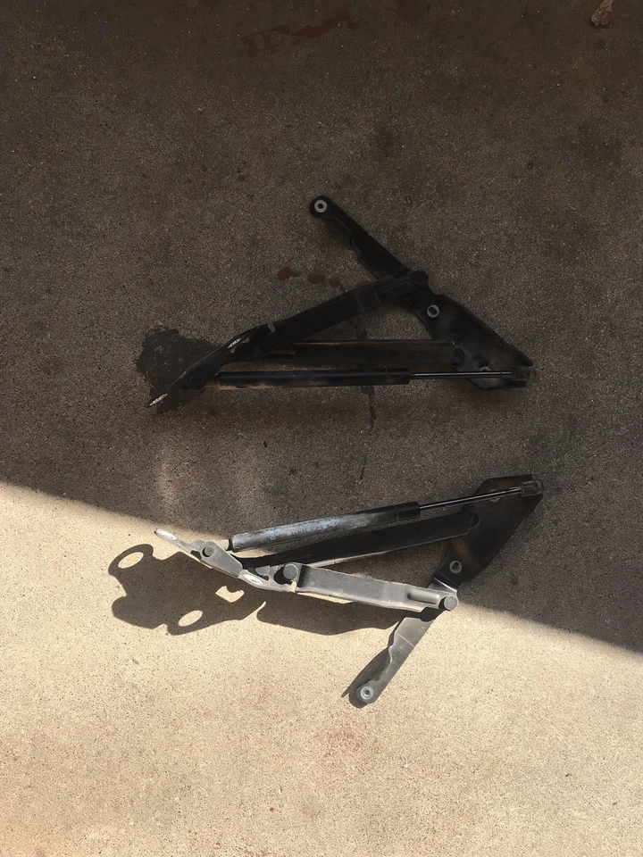 Soportes de maletero 2010 izquierda y derecha para un Dodge Avenger. Foto 1 de 1