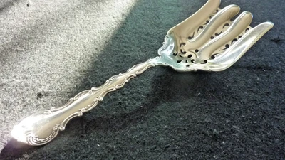 Tenedor de espárragos vintage de plata de ley de Gorham con patrón de Estrasburgo Foto 1 de 4