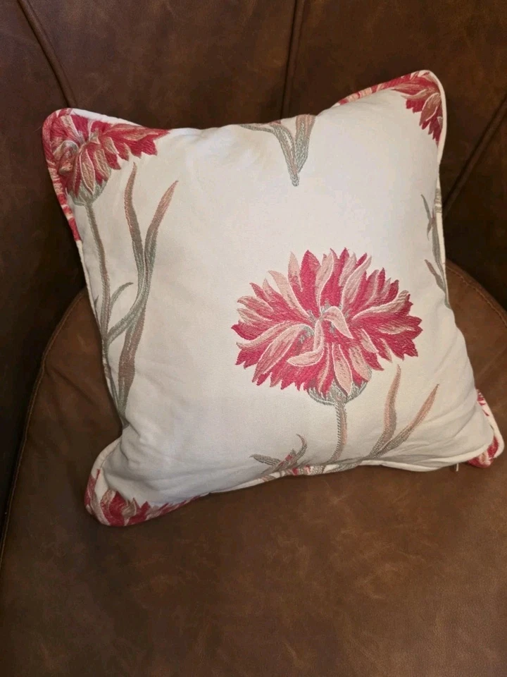 Cojín John Lewis 15"x 15" Relleno de Plumas Crema Floral Cremallera Foto 1 de 4