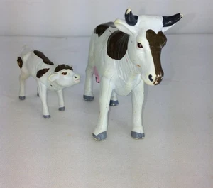 CE Braun Weiß Kuh und Kalb Set Spielen Bauernhof Tiere Schule Spielzeug - Bild 1 von 6
