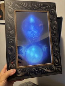 Gemmy Halloween Spukbaron / Totenkopf Portrait mit roten Augen, Sound, Bewegungssensor - Bild 1 von 10