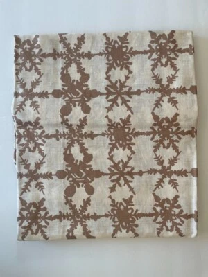 Crate & and Barrel SNOWFALL GOLD Snowflake TABLECLOTH- 60" x 90" -NWT- NEW - Image 1 of 3