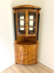 Biedermeier-Eckvitrine aus Maserbirke - Bild 1 von 6