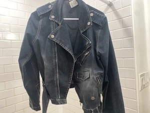 No Boundaries Junior’s Stretch Moto Jeansjacke Gr. L Gürtel Reißverschluss Details - Bild 1 von 2