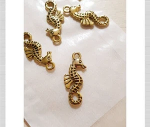 10 x Seepferdchen Anhänger Maritimer Schmuck + Basteln Deko Charms Antik Gold - Bild 1 von 2