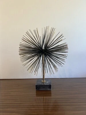 Fondo de mármol vintage Mcm grande pluma de latón escultura forma de Harry Bertoia Foto 1 de 4