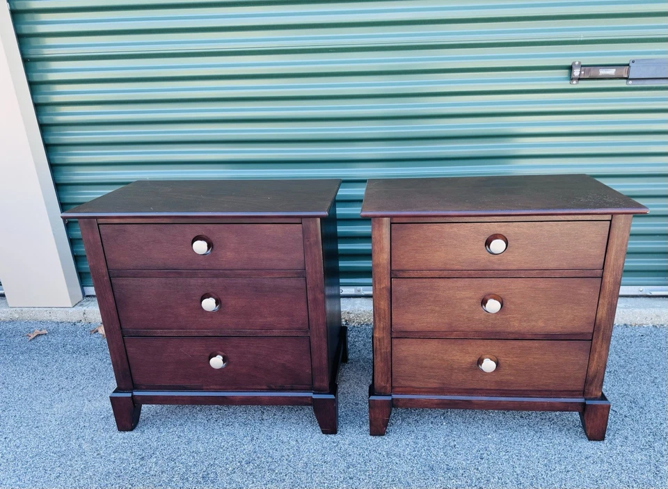 Mesitas de noche de madera con acabado marrón de tres cajones, par Foto 1 de 4