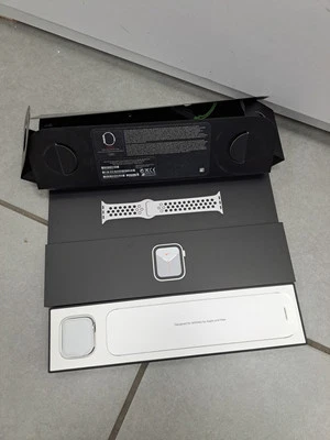 Apple Watch Serie 6 Nike GPS+CELL 40mm Cassa in Allumunio Argento - Immagine 1 di 4