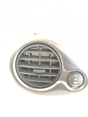 Renault Clio Vent D'Air Gauche 220407 D'Origine 1.5 Dci 2008 - Image 1 of 4