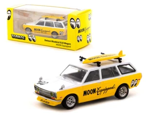 Carro Tarmac Works 1:64 Datsun Bluebird 510 con tabla de surf equipada con luna - Imagen 1 de 1