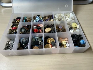 Knöpfe, Vintage Nähbekleidung Sammlung, Nicole Seperator Box, 100’er - Bild 1 von 4